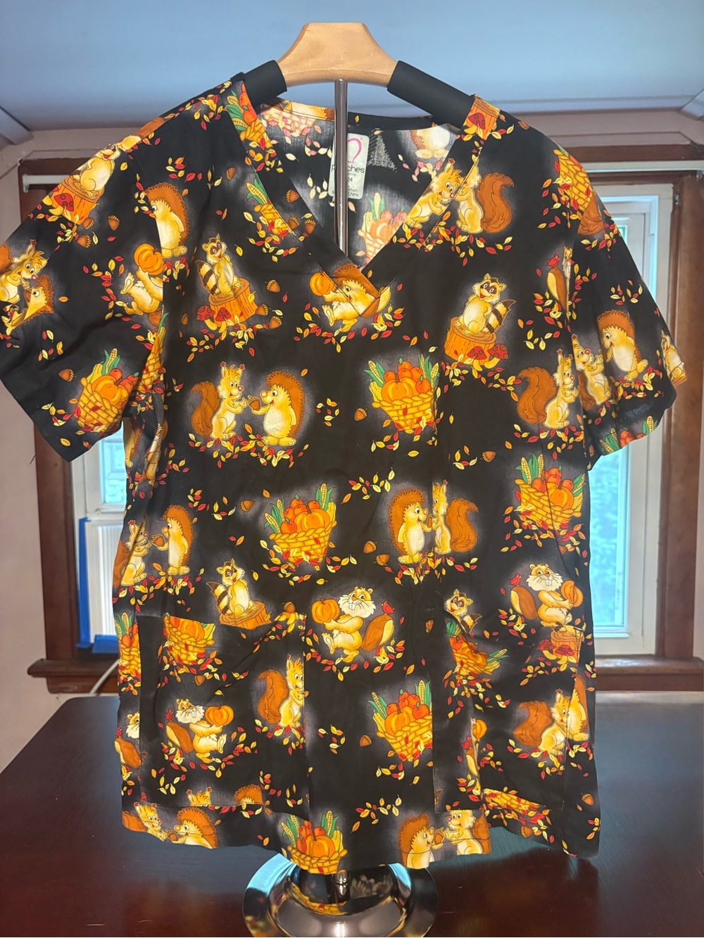 🍁 Peaches Uniforms Fall Autumn Woodland Animals V-Neck Scrub Top 🐿️🦔 Size XL